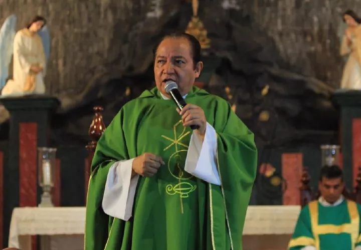 Padre David Cosca no podrá oficiar misas. 