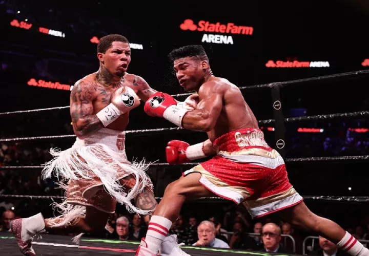 El cubano Yuriorkis Gamboa (der.) en la lona, luego de un golpe de Gervonta Davis. Foto:@ShowtimeBoxing  