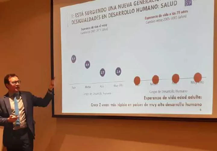 El economista Heriberto Tapia explica el informe sobre desigualdades.  Foto de Francisco Paz