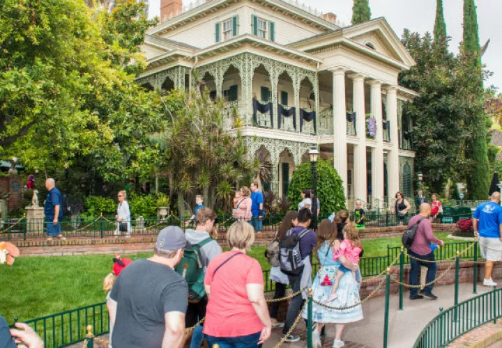 Con más de 200 recorridos en La Mansión Embrujada, R.J. Crowther Jr. es ciudadano honorario de Disneyland. Foto/ Alexander Coggin.