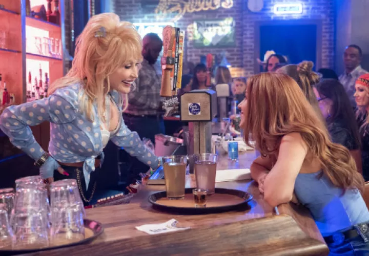 A los 73 años, Dolly Parton aún halla nuevos públicos. Un episodio de una serie en Netflix basada en sus canciones. Foto/ Netflix.