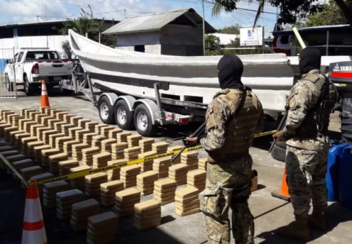  Al realizar la inspección se encontraron escondidas 500 kilos de droga. Se encontraban en la nave, tres hombres de nacionalidad colombiana.