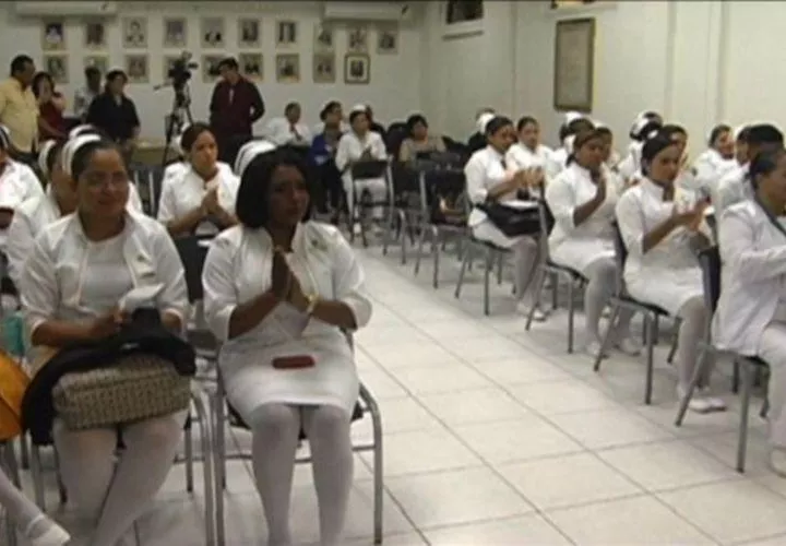 Las enfermeras alegan incumplimiento de acuerdos salariales con las autoridades de salud.