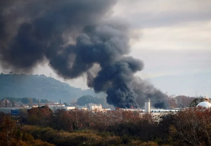 El departamento de bomberos de la región envió unas 30 unidades a apagar el siniestro. FOTO/EFE.