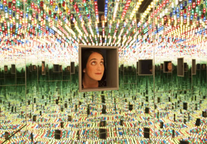 Al menos 18 versiones de “Cuarto de Espejos Infinitos” de Yayoi Kusama se han exhibido por todo el mundo. Foto/ Tyrone Turner.