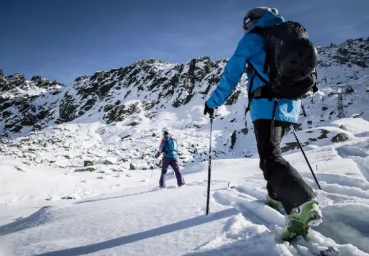 La práctica del esquí cuesta arriba, mejor conocido como “skinning” o esquí de travesía, crece en popularidad. Foto/ Niels Ackermann.