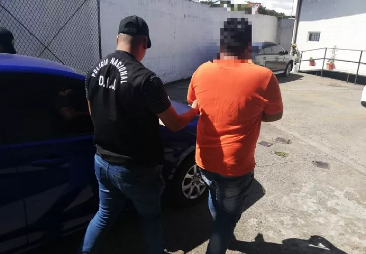 El supuesto estafador fue ubicado en una residencia de San Miguelito. Foto: Cortesía de la Policía Nacional.