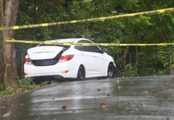 Recientemente hallaron a una mujer muerta en un carro.