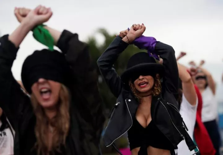 El movimiento de feministas panameñas realizó  la coreografía "Un violador en tu camino", el pasado 6 de diciembre en la Cinta Costera.  /EFE- Bienvenido Velasco