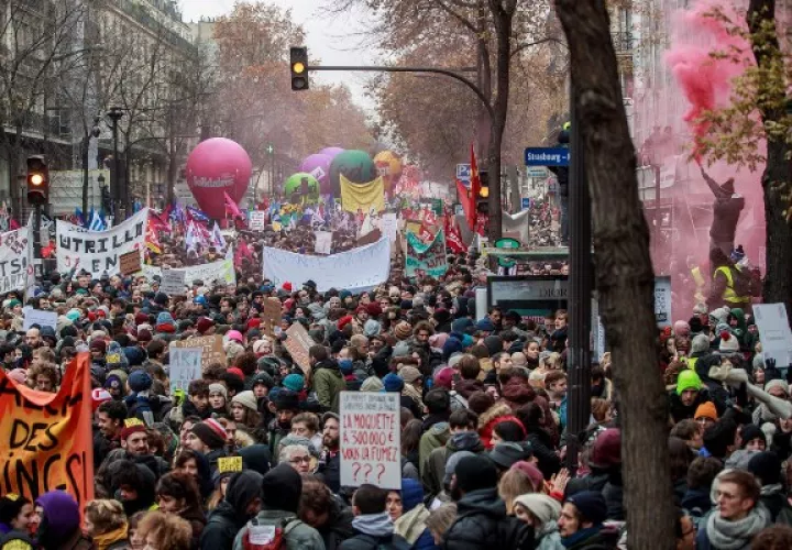 Los sindicatos que representan a los trabajadores de ferrocarriles y transporte y muchos otros en el sector público han pedido huelga general y manifestación para protestar contra la reforma del sistema de pensiones del gobierno francés. FOTO/AP