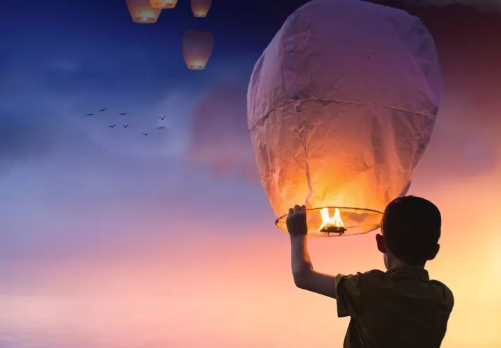 El Ministerio de Ambiente (MiAmbiente) advierte sobre los peligros de utilizar los globos del deseo.