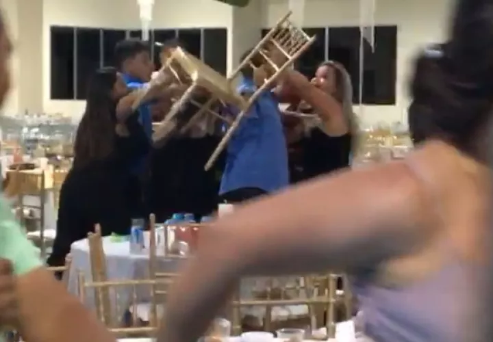 Padres y madres de familia se caen a golpes al final de la fiesta de graduación. Foto/ Mayra Madrid