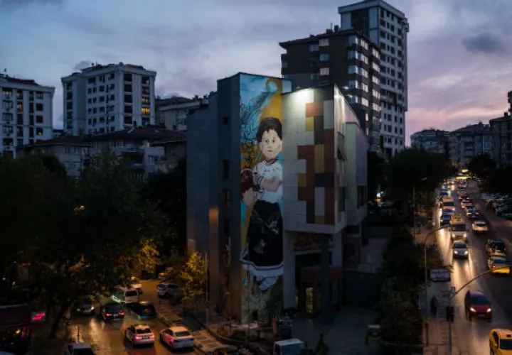 Vértigo Graffiti pintó un mural en Estambul para honrar las relaciones diplomáticas entre Turquía y Colombia. Foto/ Nicole Tung.