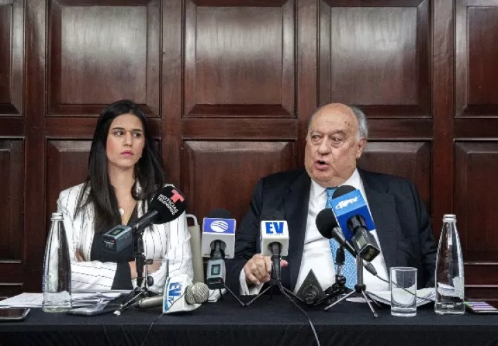 Humberto Calderón Berti (d), exembajador en Colombia del jefe del Parlamento de Venezuela, Juan Guaidó, habla durante una rueda de prensa en compañía de su nieta Estefanía, en Bogotá (Colombia).  Calderón Berti se desmarcó de la gestión del jefe del Parlamento Juan Guaidó, quien le destituyó este miércoles y reconoció que su relación con él "hace meses que no existe". Guaidó le comunicó en una carta publicada que lo destituía alegando "modificaciones" en su política exterior. FOTO/EFE