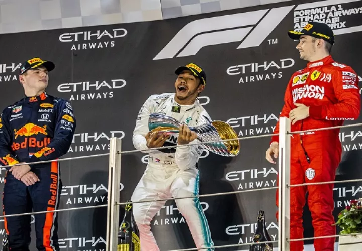 Lewis Hamilton (cent.) festeja. Foto: AP