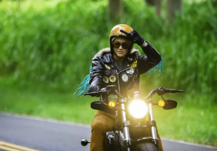 Katy Perry aparece manejando una Harley, como símbolo feminista. Foto/ Rony Alwin.
