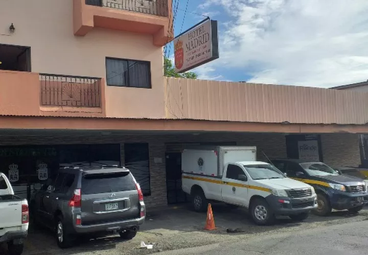 Al lugar llegaron los funcionarios quienes realizaron la diligencia de levantamiento del cadáver y ordenaron su traslado a la morgue judicial para la práctica de la necropsia. Foto/José Vásquez