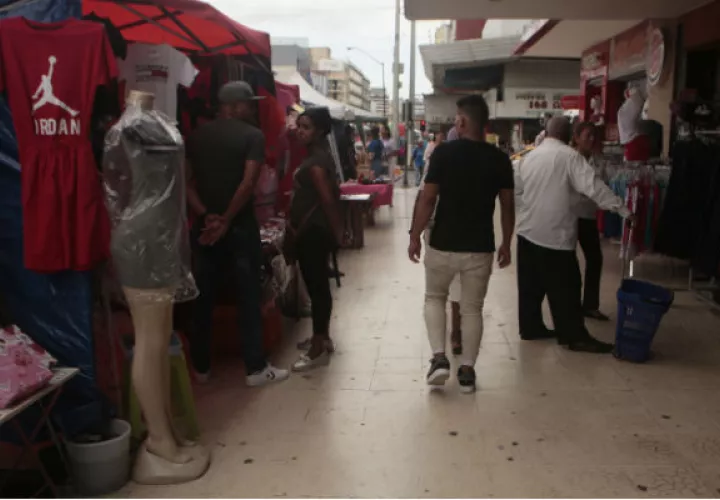 Los comerciantes aseguran que la buhonería es una forma de competencia desleal.  Víctor Arosemena