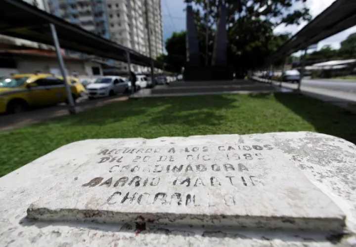 Vista de una placa conmemorativa a la invasión de los Estados Unidos al barrio del Chorrillo el 20 de diciembre de 1989 en Ciudad de Panamá. FOTO/EFE