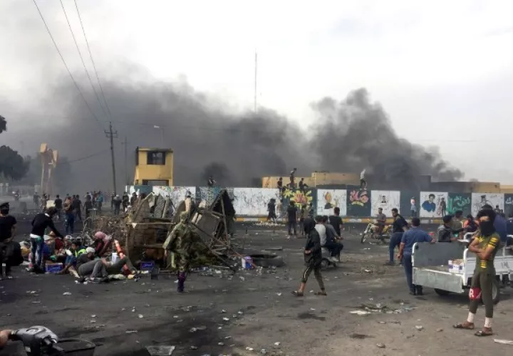 Humo negro se eleva sobre una base militar. FOTO/EFE