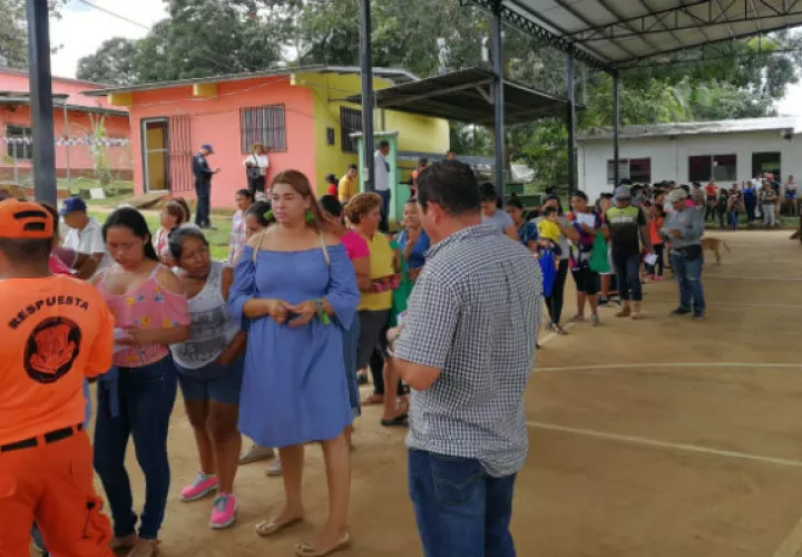 Largas filas de personas se observaron en la venta de jamones en Tolé y Remedios. Fotos: José Vásquez/Thays Herrera