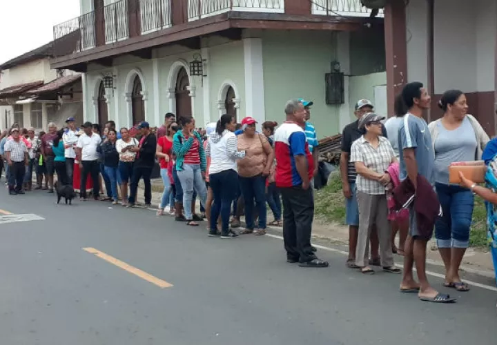 Largas filas de personas se observaron en la venta de jamones en Tolé y Remedios. Fotos: José Vásquez/Thays Herrera