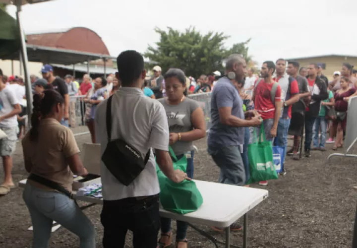 Las personas que asistan a la feria deben ir con su cédula, ya que es un requisito indispensable al momento de adquirir los jamones y otros productos. Foto/Archivo