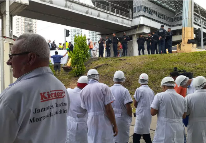 El dueño y empleados de la empresa se oponen a la demolición del muro. Foto/ Víctor Arosemena