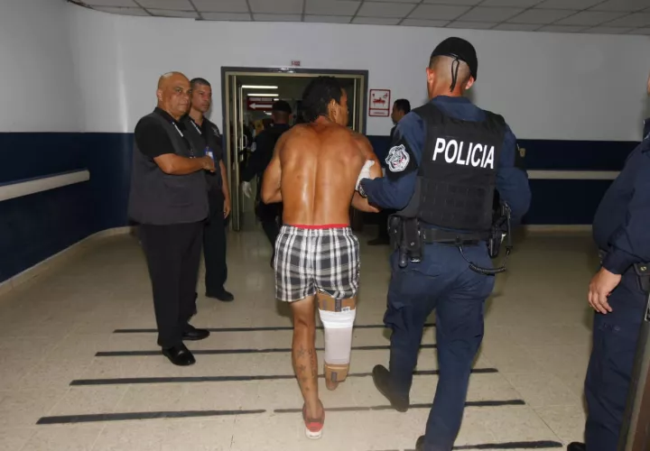 La reyerta inició pasado el medio día; dos grupos rivales se toparon en el patio del penal. Foto: Panamá América.