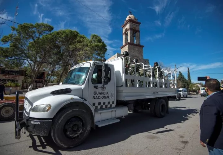 Agentes de la Guardia Nacional resguardan la población de Villa Unión, en el estado de Coahuila (México), luego de un ataque armado el pasado sábado. FOTO/EFE