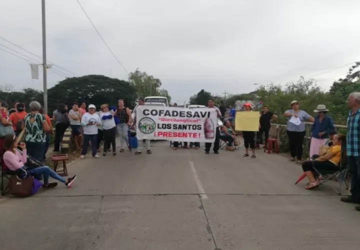 La protesta, que se realizó bajo la vigilancia de unidades policiales, y provocó un descomunal tranque tanto en La Villa como en Chitré. Foto/Thays Domínguez