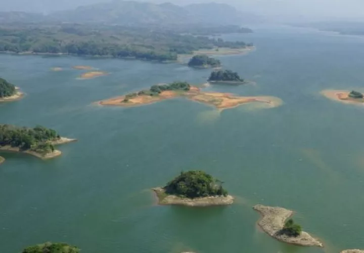 El lago Alajuela rebasó su capacidad de almacenamiento. 