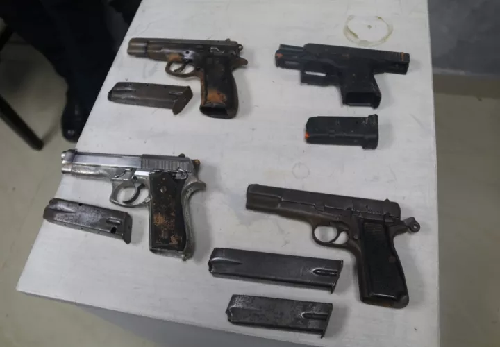 Cuatro armas de fuego, 61 municiones y 3 proveedores fueron decomisados en la cárcel La Joyita. 
