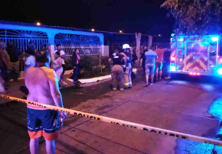 Tragedia en Las Acacia, tres personas mueren en incendio. Foto/Bomberos Panamáá