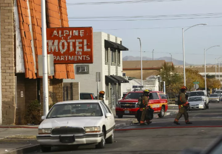 Bomberos de Las Vegas inspeccionan el edificio siniestrado. Foto: AP.