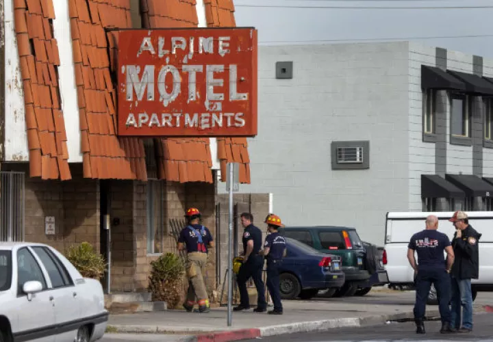 Bomberos de Las Vegas inspeccionan el edificio siniestrado. Foto: AP.