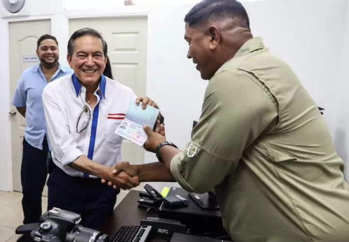 El presidente Laurentino Cortizo estuvo en Bocas del Torro reabriendo la oficina regional de la Autoridad de Pasaportes.