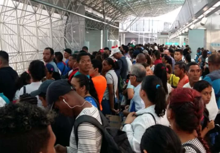 Viajeros afectados por la interrupción del servicio.