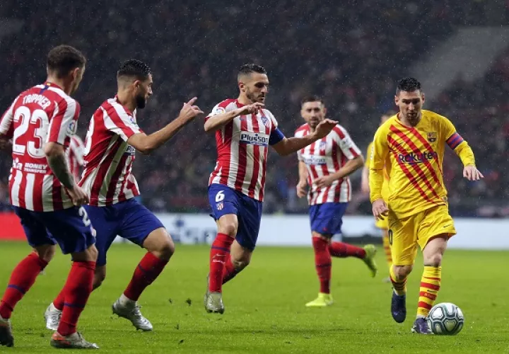 Messi conduce el balón en el partido contra Atlético Madrid. Foto:AP