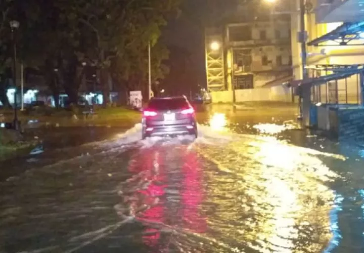 La inundación afectó sobre todo a la Avenida Meléndez. Foto: Diómedes Sánchez S. 
