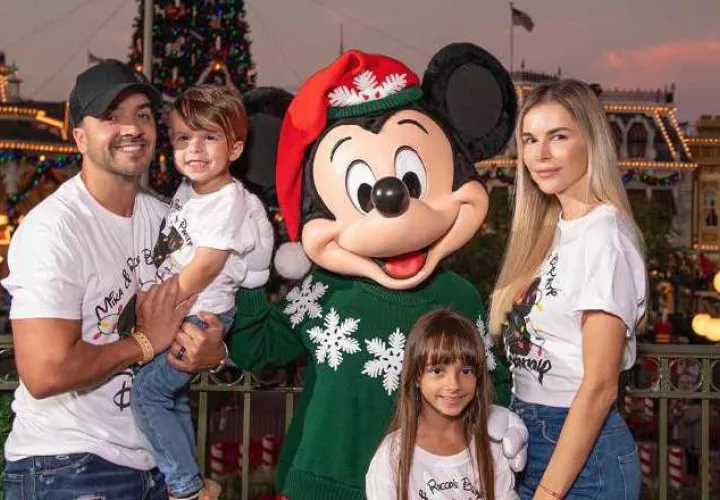 Luis Fonsi y su familia.