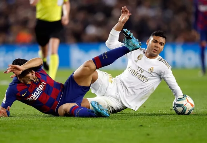 Luis Suárez  del Barcelona y Casemiro de Real Madrid disputan el balón. Foto:EFE