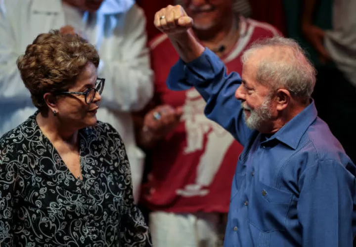 Lula da Silva (d) habla con la expresidenta Dilma Roussef (i) en un acto en defensa de la cultura este miércoles Río de Janeiro (Brasil). EFE