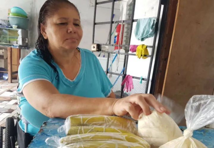 Cada día en su silla de ruedas colabora con la búsqueda del sustento familiar. Foto: Thays Domínguez.