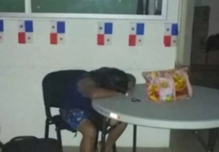 En las fotografías que circularon en redes sociales la menor dormía sobre un escritorio, sillas o el suelo, lo que es repudiado Morales,  y aún más el accionar de éstas funcionarias a quienes exigió que sean destituidas, señaló.