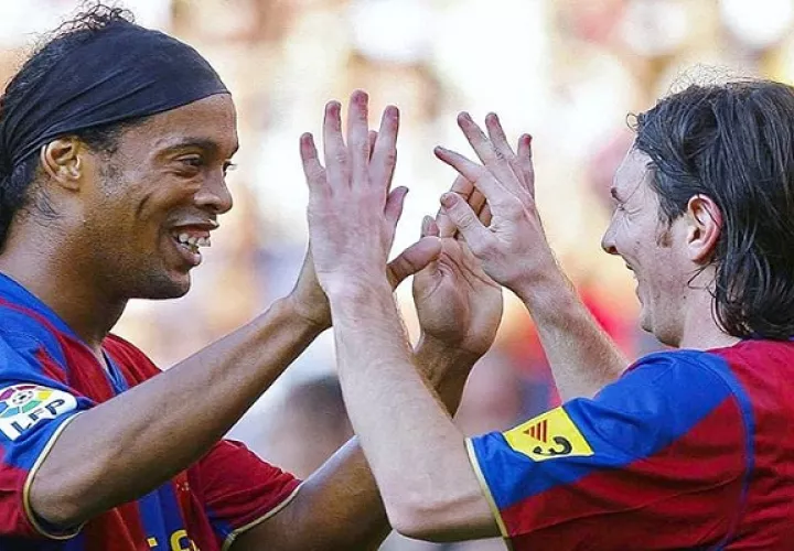 Messi y Ronaldinho jugaron juntos en el Barcelona.