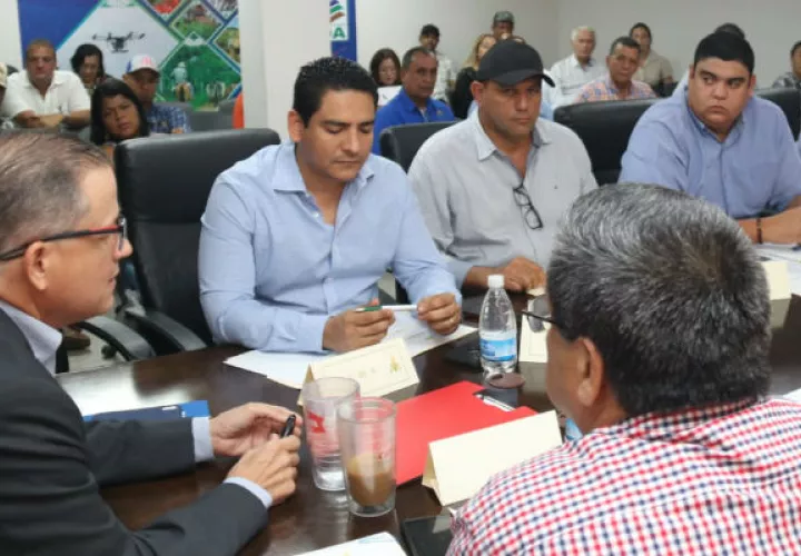 En la reunión se informó que existen sembradas unas 19,079 hectáreas de maíz mecanizado, de las 20,435 programadas.