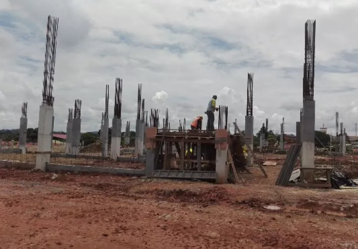 "La construcción está por el piso", dijo el alcalde Abdul Juliao, quien además de abogar por la creación de más fuentes de trabajo, denunció la contratación ilegal de extranjeros por parte de algunas empresas.