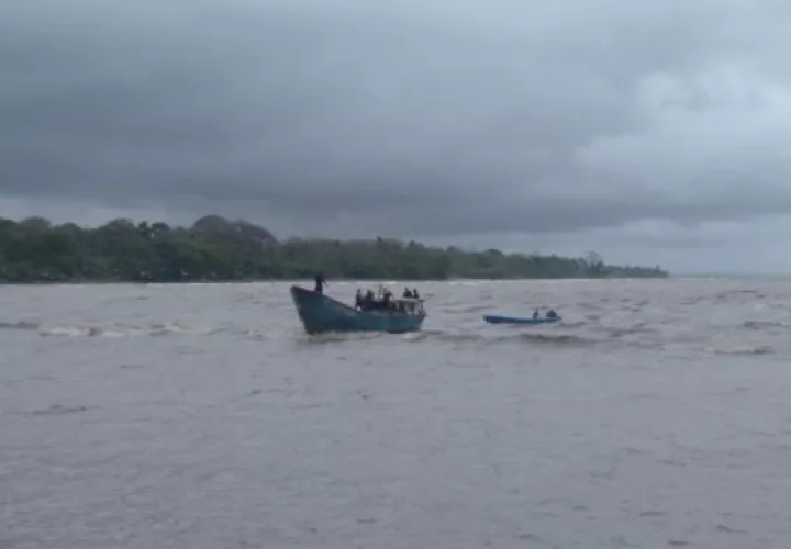 Gilberto Moreno sobrevivió toda la noche amarrado a la nave volteada, llamada "La Cape" donde transportaba ganado.