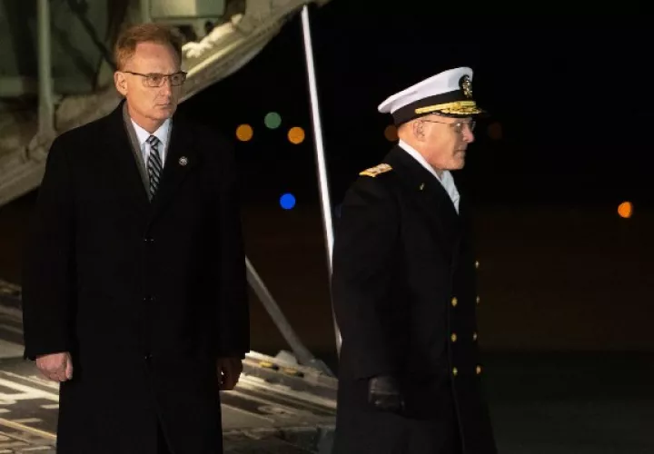 El Secretario Interino de la Armada, Thomas Modly, a la izquierda, y el Almirante de la Armada Michael Gilday, Jefe de Operaciones Navales, participan en la transferencia digna para el Alférez de la Armada Cameron Scott Walters, el marinero Mohammed Sameh Haitham y el aprendiz de marinero Cameron Scott Walters. FOTO/AP